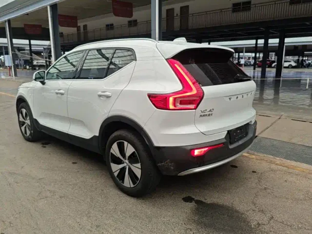 Volvo XC40 — Фото автомобиля 4