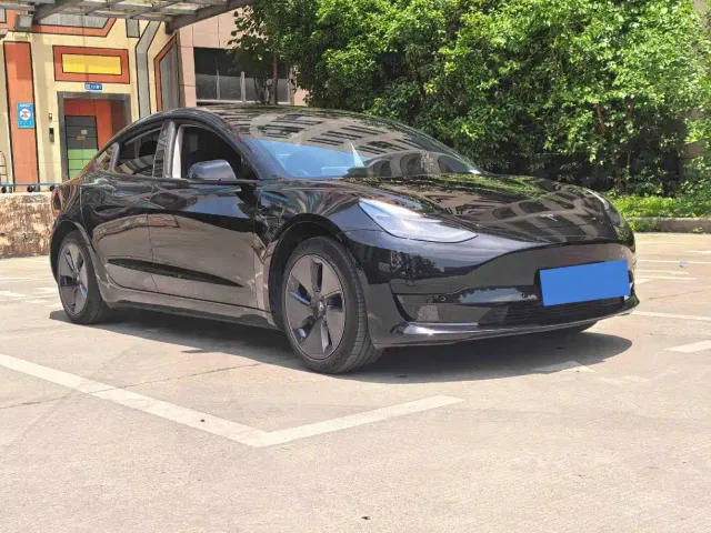 Tesla Model 3 — Фото автомобиля 3