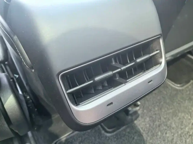 Tesla Model Y — Фото автомобиля 17