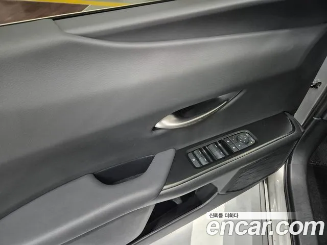Lexus UX UX300h — Фото автомобиля 12