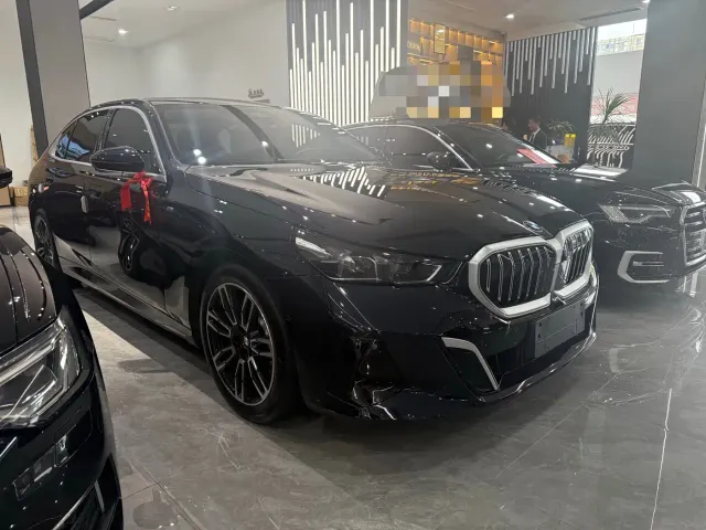 BMW 5 Series — Фото автомобиля 3