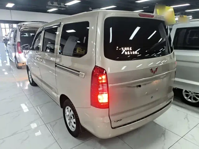 Wuling Hongguang V — Фото автомобиля 4