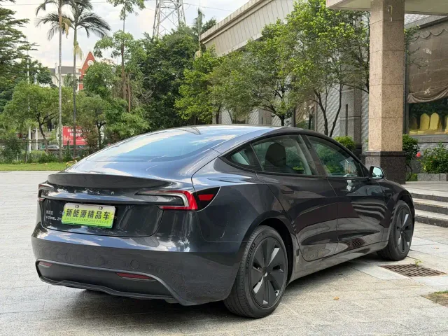 Tesla Model 3 — Фото автомобиля 4