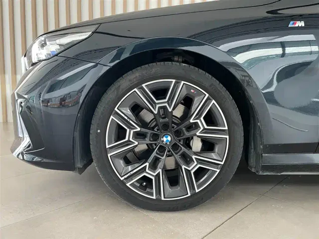 BMW 5 Series — Фото автомобиля 11