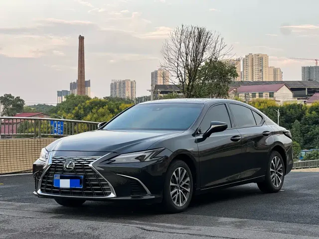 Фотография автомобиля — Lexus ES