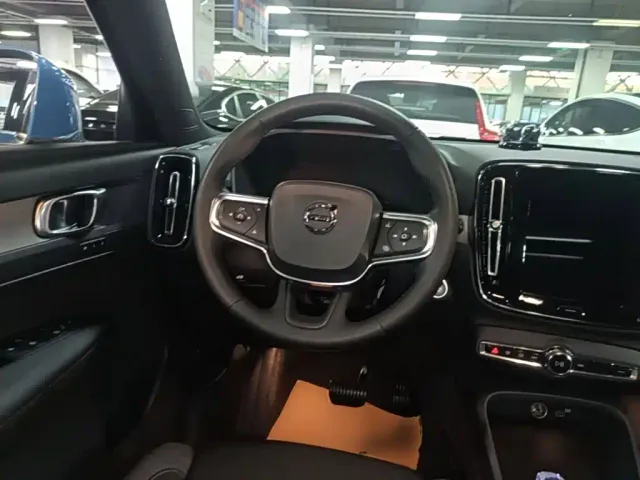 Volvo XC40 — Фото автомобиля 10
