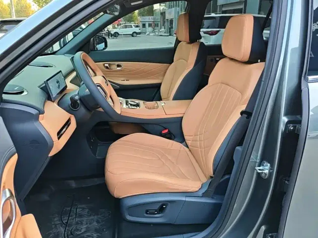 Geely Galaxy Starship 7 EM-i — Фото автомобиля 14