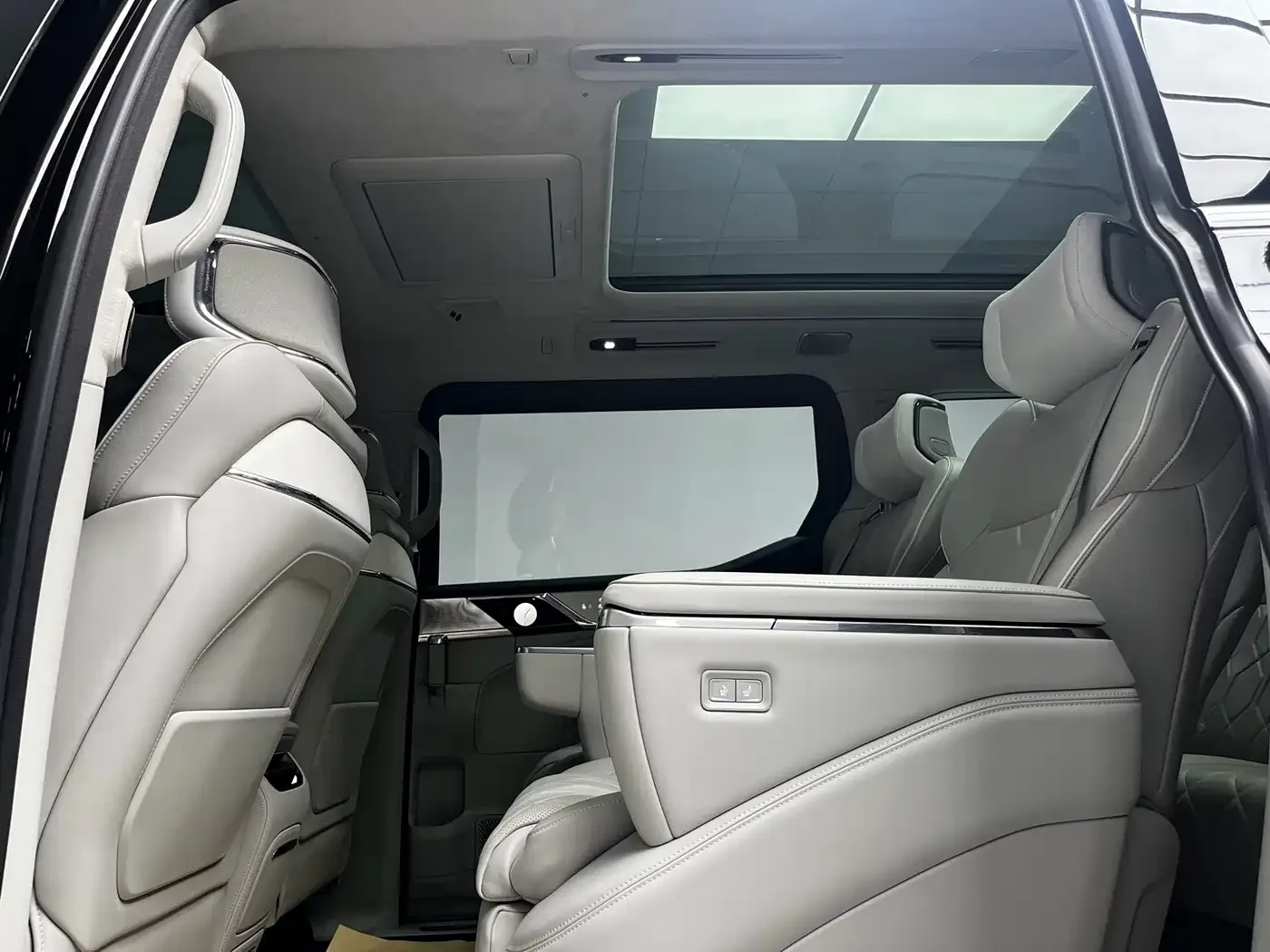Volvo Volvo EM90 2025 Ultra Six-Seater — Фото автомобиля 13