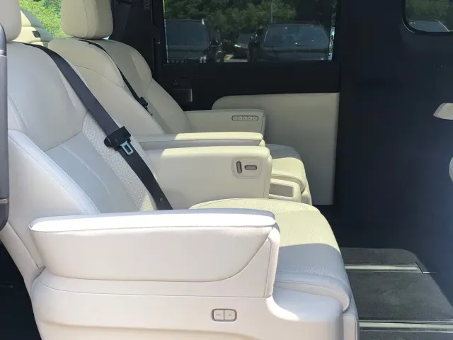 Li Auto MEGA — Фото автомобиля 20