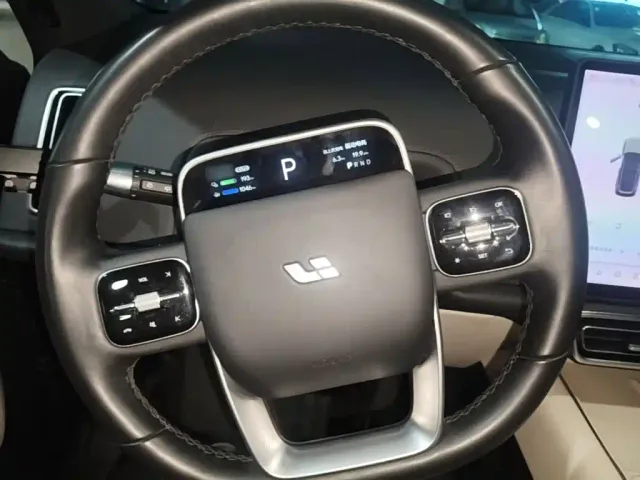 Li Auto L8 — Фото автомобиля 10