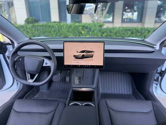 Tesla Model 3 — Фото автомобиля 6