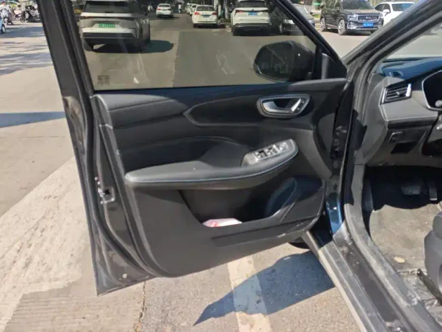 Roewe RX5 — Фото автомобиля 7