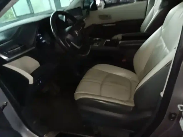 Toyota Sienna — Фото автомобиля 14