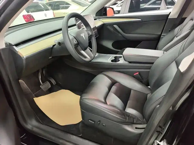 Tesla Model Y — Фото автомобиля 14