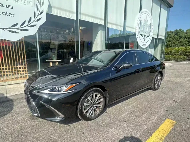 Фотография автомобиля — Lexus ES