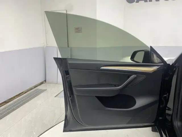 Tesla Model Y — Фото автомобиля 16
