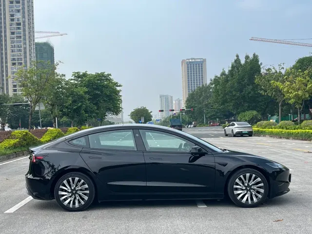 Tesla Model 3 — Фото автомобиля 4