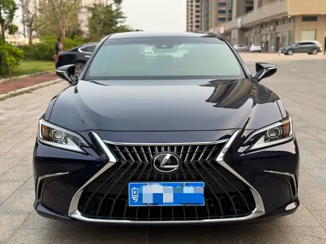 Фотография автомобиля — Lexus ES