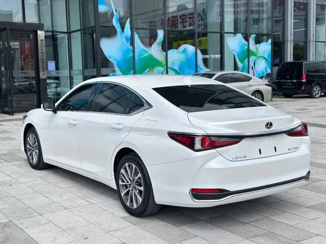 Lexus ES — Фото автомобиля 7