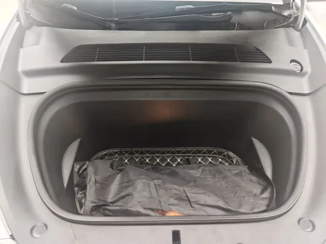 Tesla Model Y — Фото автомобиля 16