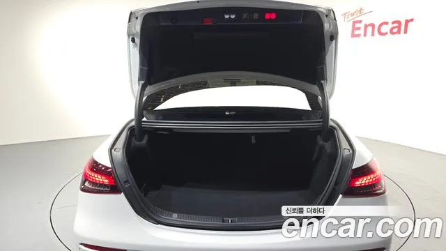 Mercedes-Benz E-Class — Фото автомобиля 18
