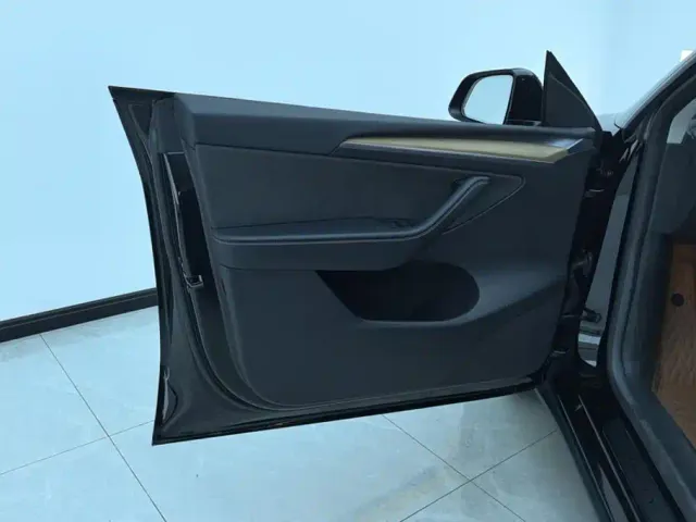 Tesla Model Y — Фото автомобиля 7