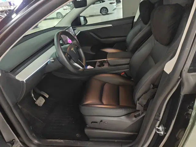 Tesla Model Y — Фото автомобиля 14