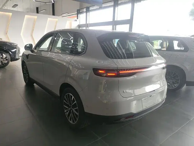 Leapmotor B10 — Фото автомобиля 4