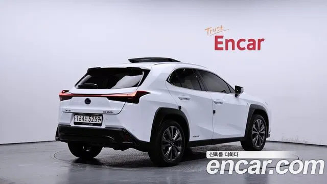 Lexus UX — Фото автомобиля 2