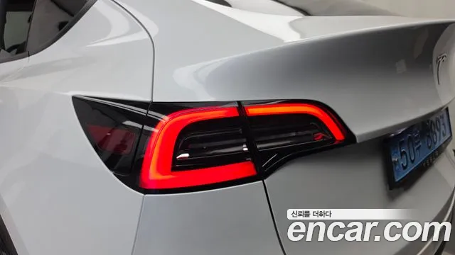 Tesla Model Y — Фото автомобиля 23