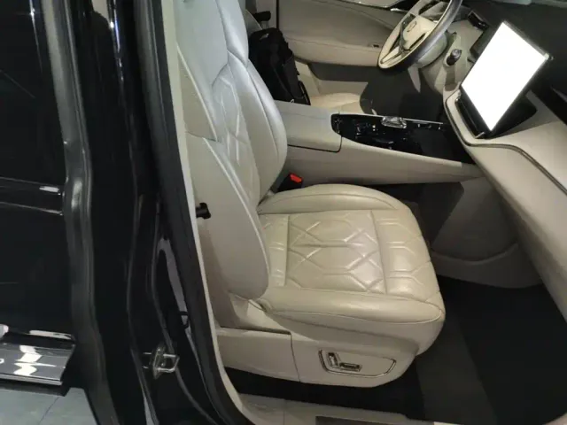 Volvo EM90 — Фото автомобиля 19