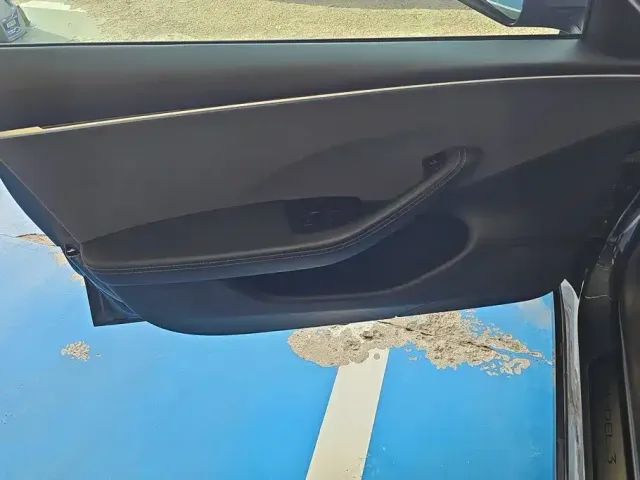 Tesla Model 3 — Фото автомобиля 7