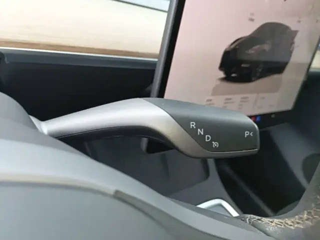 Tesla Model Y — Фото автомобиля 13