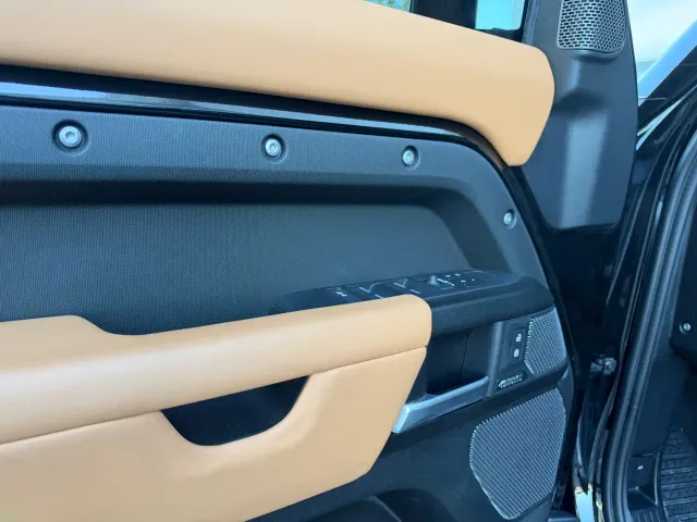 Land Rover Defender — Фото автомобиля 10