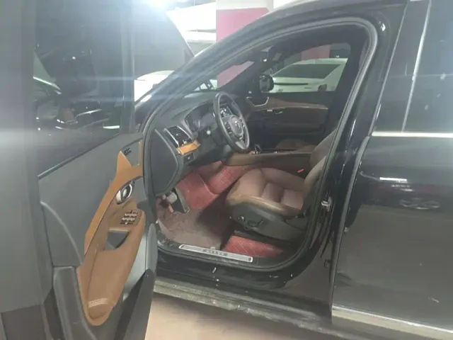 Volvo XC90 — Фото автомобиля 19