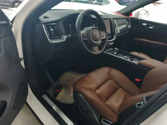 Volvo XC60 — Фото автомобиля 15