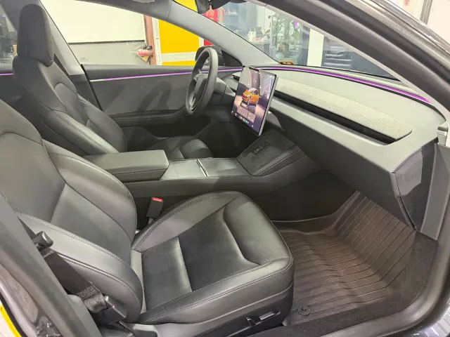 Tesla Model 3 — Фото автомобиля 12