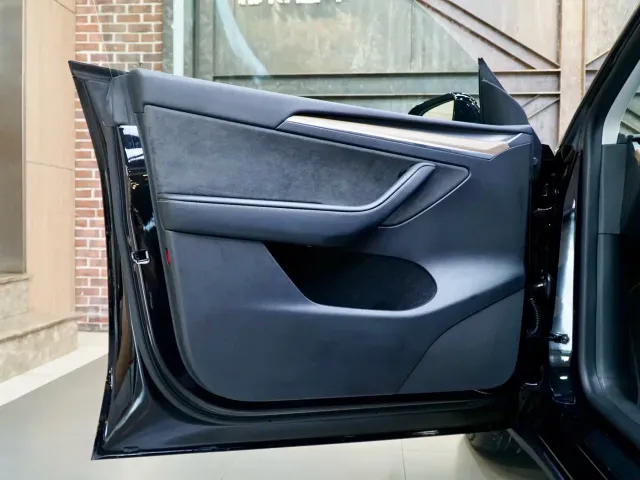 Tesla Model Y — Фото автомобиля 19