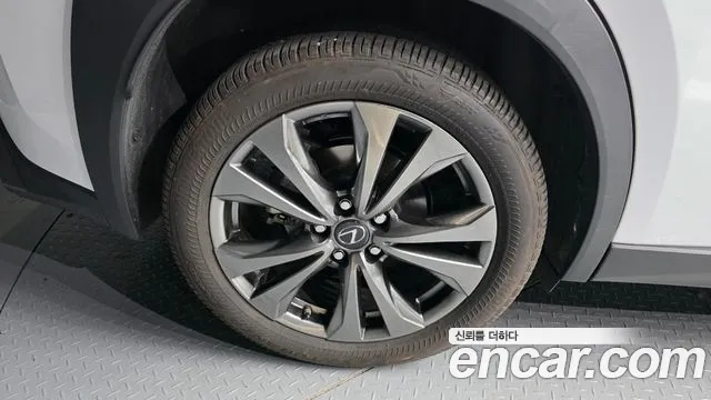 Lexus UX — Фото автомобиля 5