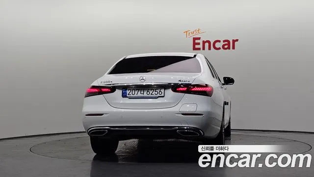 Mercedes-Benz E-Class — Фото автомобиля 4