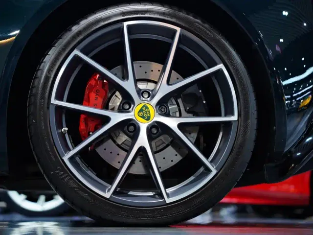Lotus Emira — Фото автомобиля 15