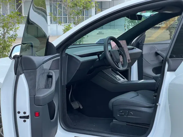 Tesla Model Y L — Фото автомобиля 10