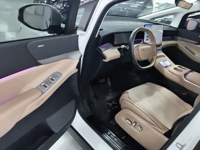 Xpeng X9 — Фото автомобиля 15