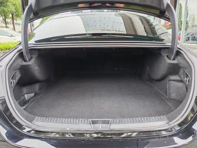 Mercedes-Benz E-Class — Фото автомобиля 23
