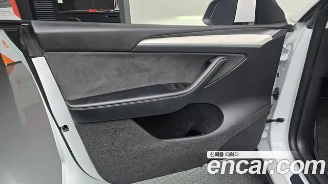 Tesla Model Y — Фото автомобиля 23