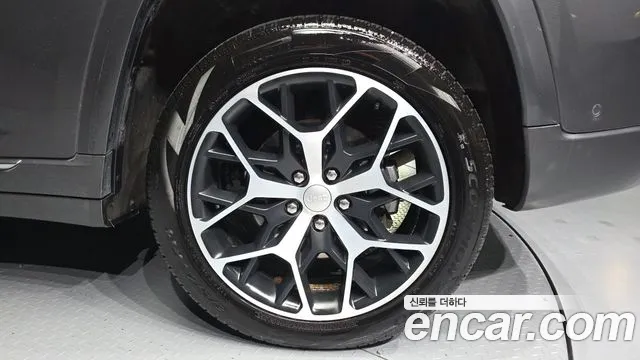 Jeep Cherokee — Фото автомобиля 21