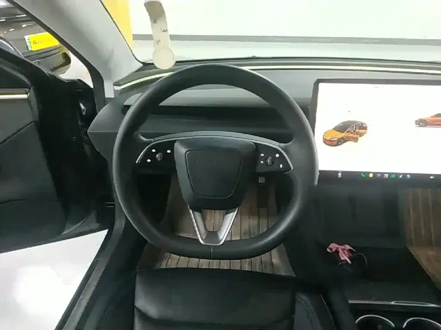 Tesla Model 3 — Фото автомобиля 10