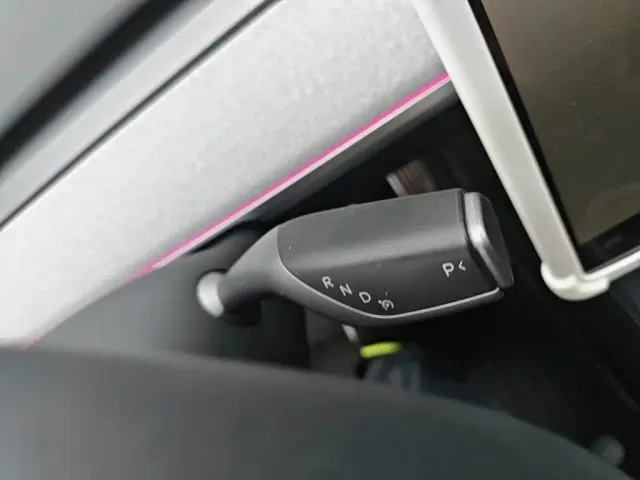 Tesla Model Y — Фото автомобиля 10