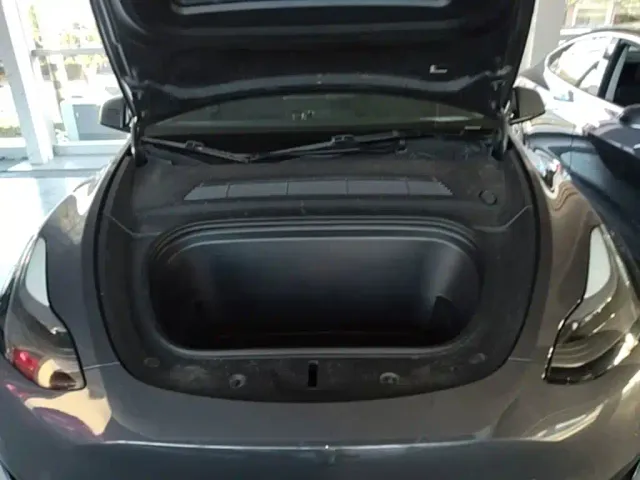 Tesla Model Y — Фото автомобиля 19