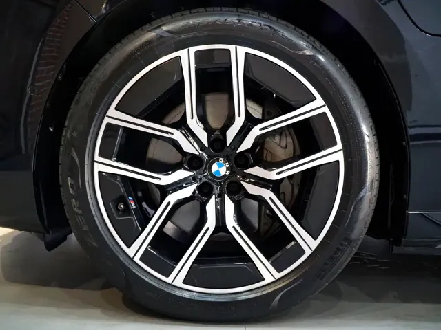 BMW i7 — Фото автомобиля 24